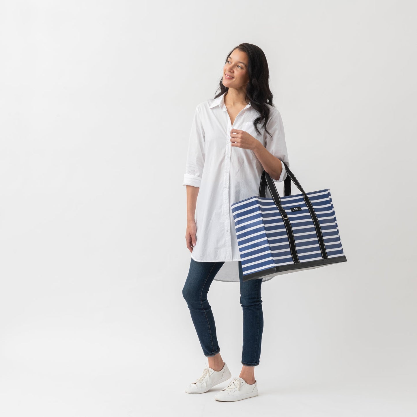 Woman holding Original Deano Tote Large