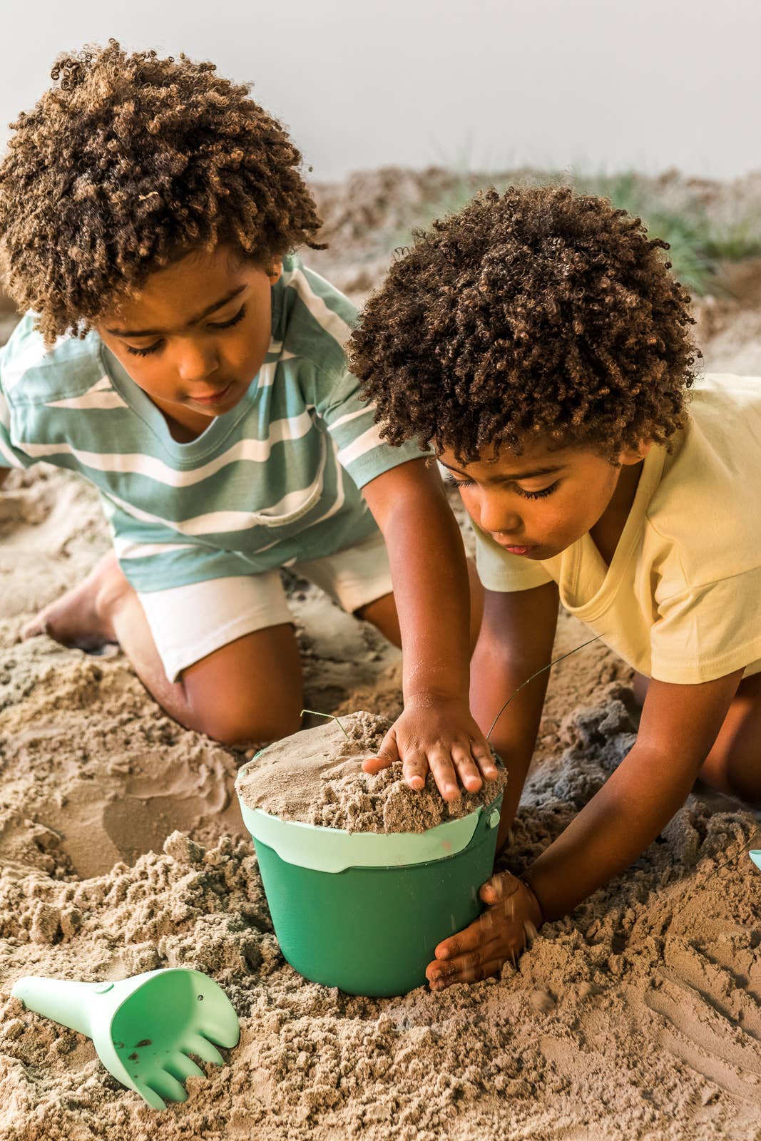 Quut Bucki - Bucket & Sand Sifter. Beach Sand and Pool Toy.: Banana Blue