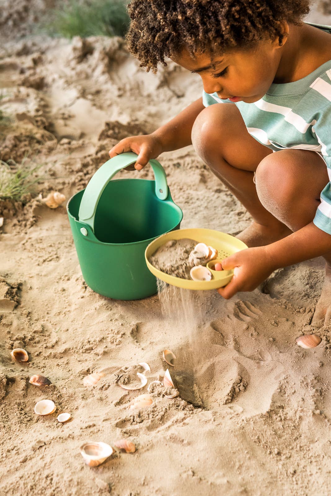 Quut Bucki - Bucket & Sand Sifter. Beach Sand and Pool Toy.: Banana Blue